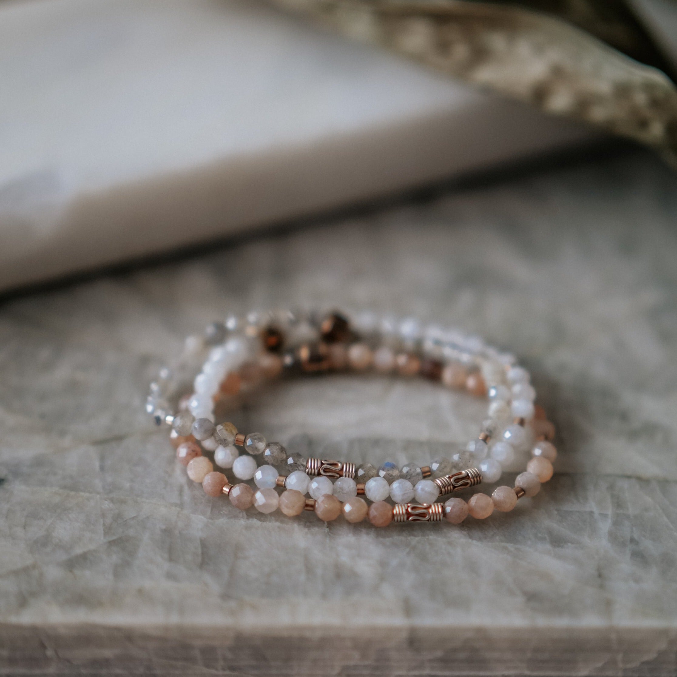 Bracelet with labradorite and moonstone, finished with rose gold plated details hotsell